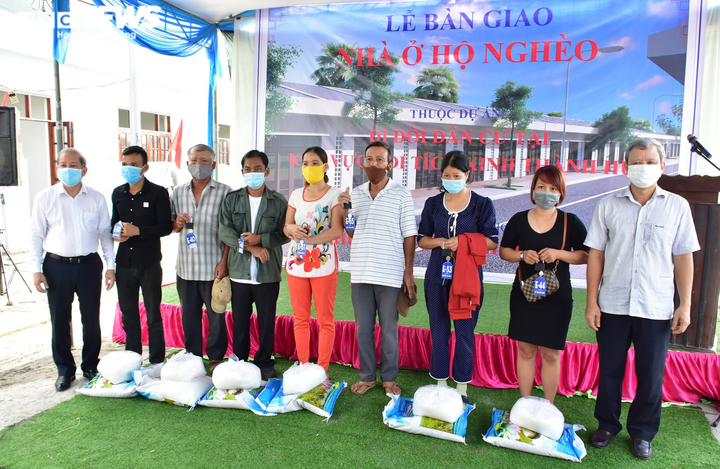 Dân nghèo khu ổ chuột 'treo' trên di sản thế giới xúc động nhận nhà mới - 3