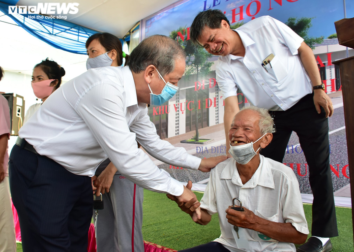 Dân nghèo khu ổ chuột 'treo' trên di sản thế giới xúc động nhận nhà mới - 1