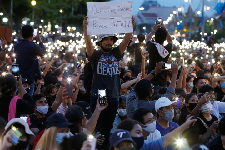 Biểu tình chưa từng có ở Bangkok, hàng nghìn người đòi chính phủ cải cách - 5