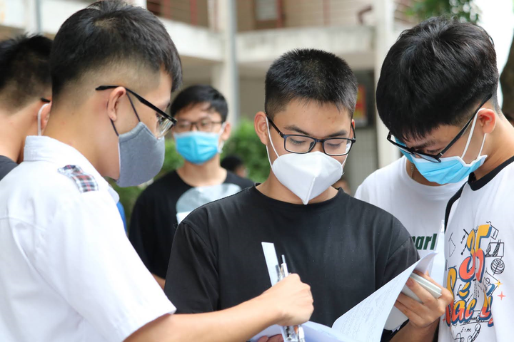 Đề thi dễ, các trường đại học dự kiến tăng điểm chuẩn? - 1