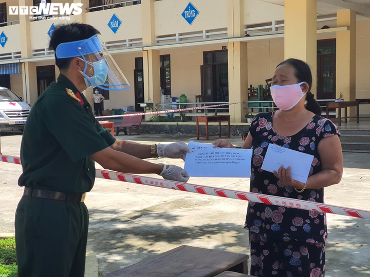 Nghẹn ngào cảnh con mất, mẹ ở khu cách ly không thể về chịu tang - 1