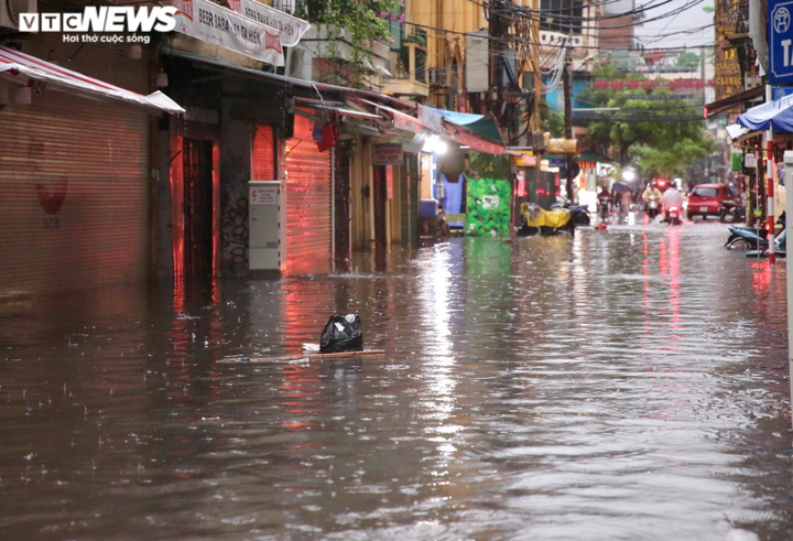 Ảnh: Phố Hà Nội thành sông, ô tô, xe máy bì bõm bơi lội sau trận mưa lớn kéo dài - 6