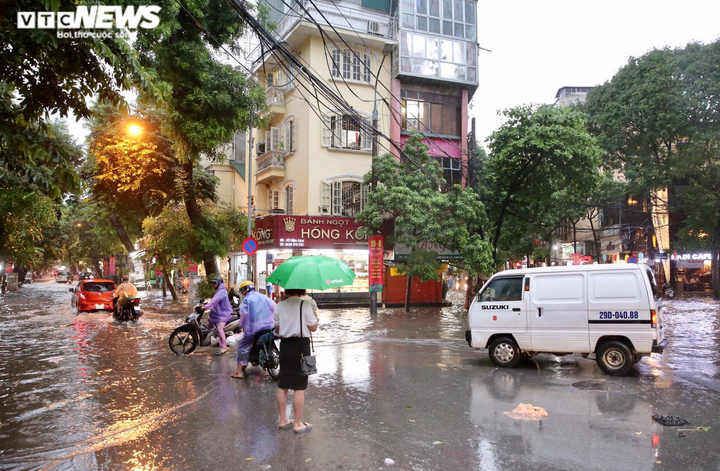 Ảnh: Phố Hà Nội thành sông, ô tô, xe máy bì bõm bơi lội sau trận mưa lớn kéo dài - 7