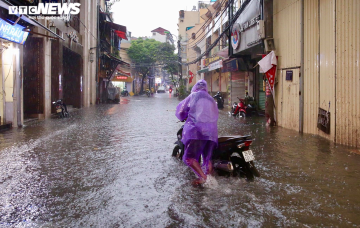 Ảnh: Phố Hà Nội thành sông, ô tô, xe máy bì bõm bơi lội sau trận mưa lớn kéo dài - 8