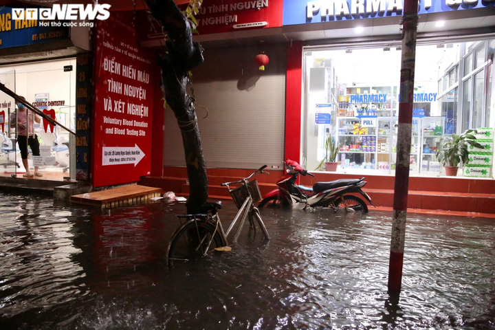 Ảnh: Phố Hà Nội thành sông, ô tô, xe máy bì bõm bơi lội sau trận mưa lớn kéo dài - 9