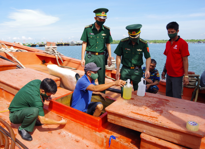 Biên phòng bắt giữ hơn 150.000 lít dầu không rõ nguồn gốc - 1