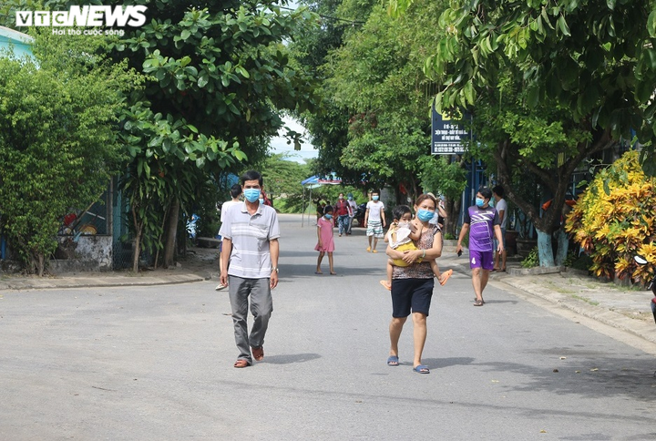 Dỡ bỏ phong tỏa khu dân cư có 7 người trong gia đình mắc COVID-19 - 1