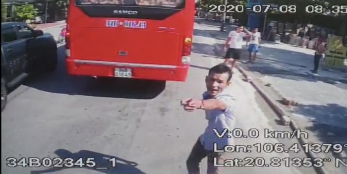 Lái xe buýt ở Hải Dương bị tài xế xe dù chèn ép, dọa giết - 1