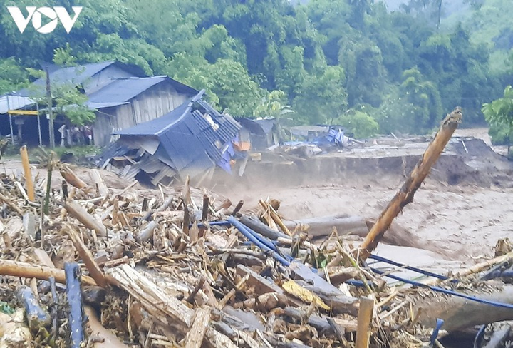 Lũ quét cuồn cuộn đổ về Điện Biên, ít nhất 4 ngôi nhà bị cuốn trôi - 3