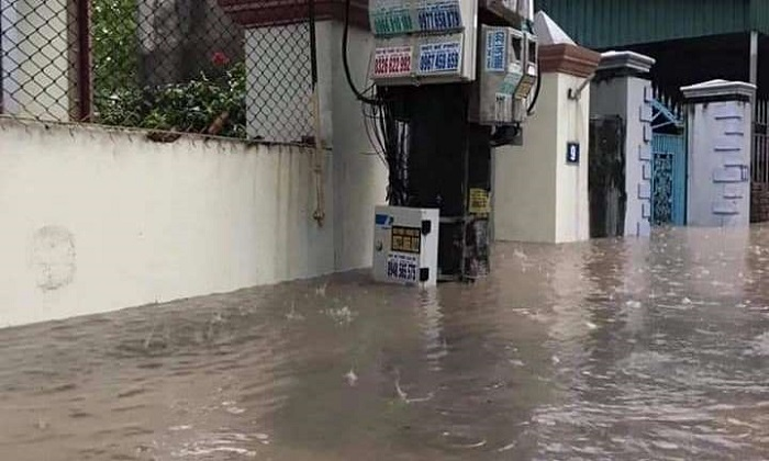 Ảnh: Quảng Ninh nước ngập mênh mông, bố cho con ngồi chậu đưa đi sơ tán - 9