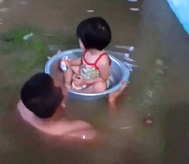 Ảnh: Quảng Ninh nước ngập mênh mông, bố cho con ngồi chậu đưa đi sơ tán - 3