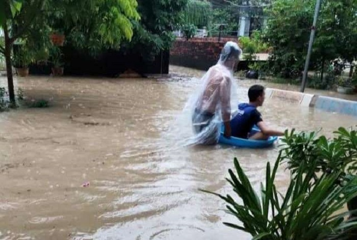 Ảnh: Quảng Ninh nước ngập mênh mông, bố cho con ngồi chậu đưa đi sơ tán - 7