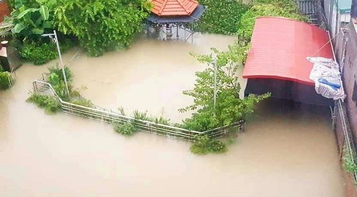 Ảnh: Quảng Ninh nước ngập mênh mông, bố cho con ngồi chậu đưa đi sơ tán - 10
