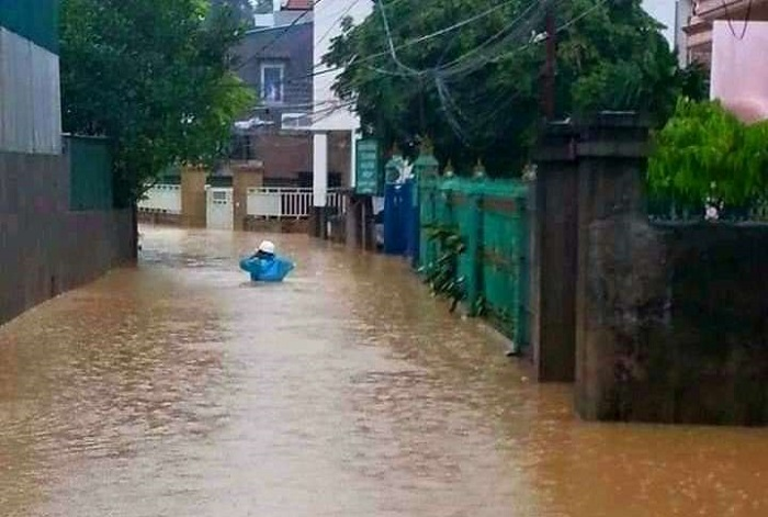 Bức tường đổ sập trong mưa lớn, một gia đình ở Quảng Ninh phải nhập viện - 1