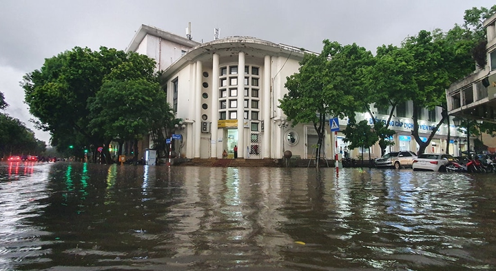 Ảnh: Phố Hà Nội thành sông, ô tô, xe máy bì bõm bơi lội sau trận mưa lớn kéo dài - 4