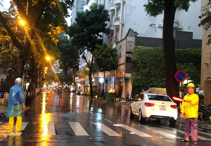 Ảnh: Phố Hà Nội thành sông, ô tô, xe máy bì bõm bơi lội sau trận mưa lớn kéo dài - 11