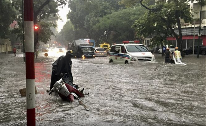 Ảnh: Phố Hà Nội thành sông, ô tô, xe máy bì bõm bơi lội sau trận mưa lớn kéo dài - 13