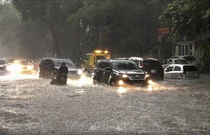 Ảnh: Phố Hà Nội thành sông, ô tô, xe máy bì bõm bơi lội sau trận mưa lớn kéo dài - 12