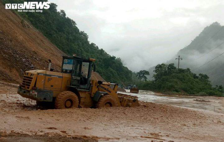 Hàng nghìn m3 đất đá sạt lở sau mưa lớn, nhiều tuyến đường ở Lai Châu tê liệt - 1
