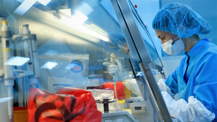 Hé lộ thị trường hàng chục tỷ USD cho vaccine COVID-19 của Nga - 1