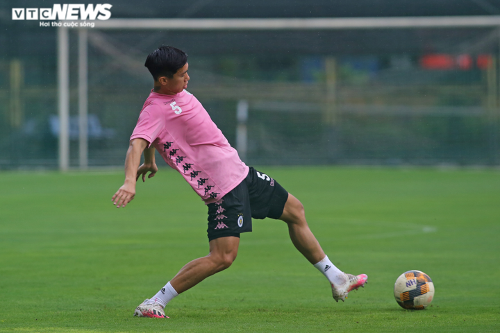 Văn Hậu tươi rói trở lại sân tập Hà Nội FC sau thời gian cách ly - 10