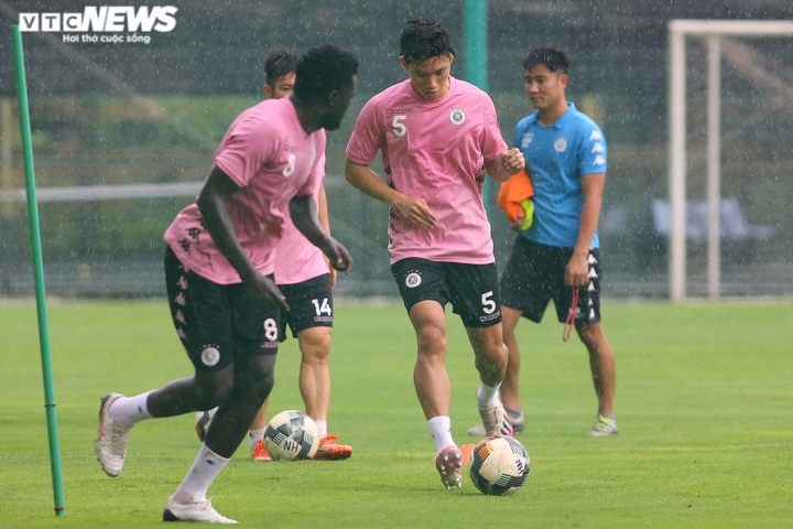 Văn Hậu tươi rói trở lại sân tập Hà Nội FC sau thời gian cách ly - 9
