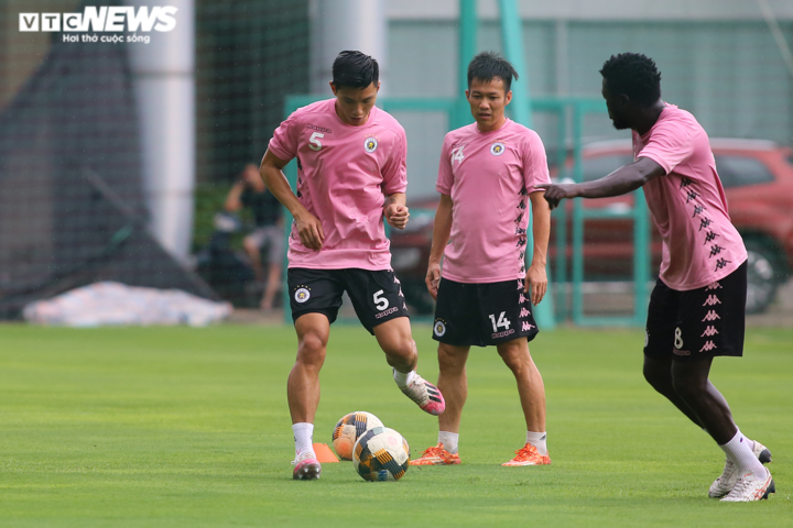 Văn Hậu tươi rói trở lại sân tập Hà Nội FC sau thời gian cách ly - 4