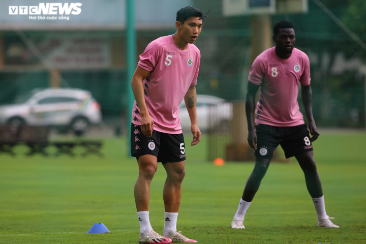 Văn Hậu tươi rói trở lại sân tập Hà Nội FC sau thời gian cách ly - 8