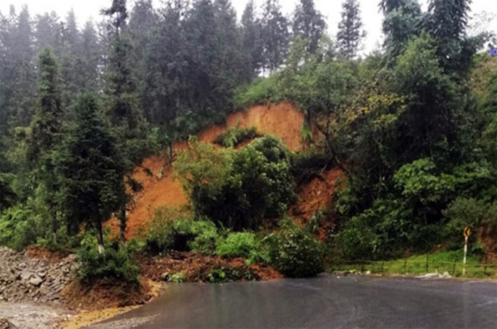 Mưa lũ cuốn trôi ô tô, làm sạt lở hàng chục tuyến đường ở Lào Cai và Yên Bái - 2