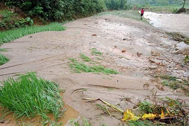 Mưa lũ cuốn trôi ô tô, làm sạt lở hàng chục tuyến đường ở Lào Cai và Yên Bái - 10