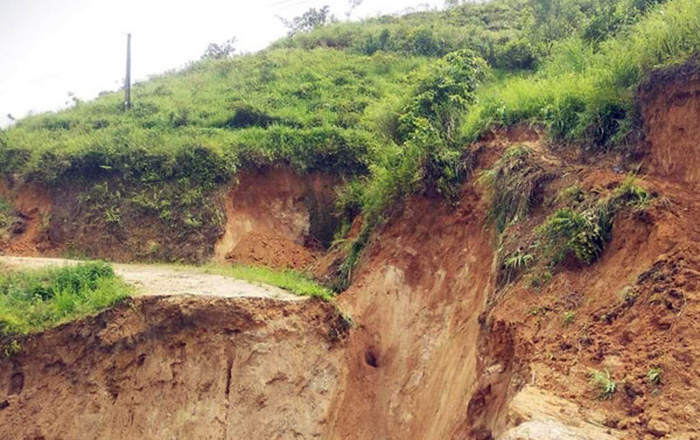 Mưa lũ cuốn trôi ô tô, làm sạt lở hàng chục tuyến đường ở Lào Cai và Yên Bái - 1