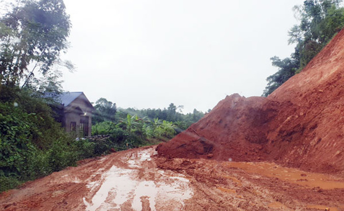 Mưa lũ cuốn trôi ô tô, làm sạt lở hàng chục tuyến đường ở Lào Cai và Yên Bái - 4