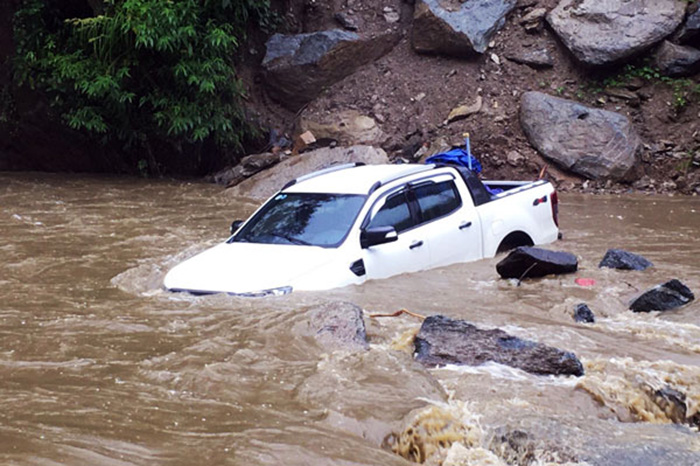 Mưa lũ cuốn trôi ô tô, làm sạt lở hàng chục tuyến đường ở Lào Cai và Yên Bái - 3