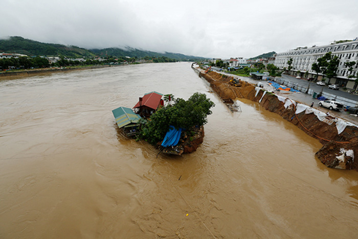 Mưa lũ cuốn trôi ô tô, làm sạt lở hàng chục tuyến đường ở Lào Cai và Yên Bái - 6