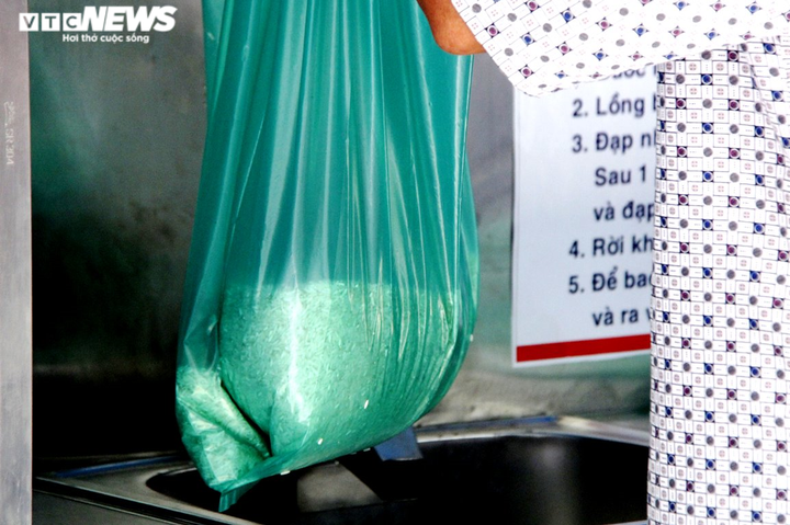 Robot gọi điện thoại, mời từng người Đà Nẵng đến cây ATM nhận gạo - 4