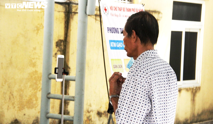 Robot gọi điện thoại, mời từng người Đà Nẵng đến cây ATM nhận gạo - 2