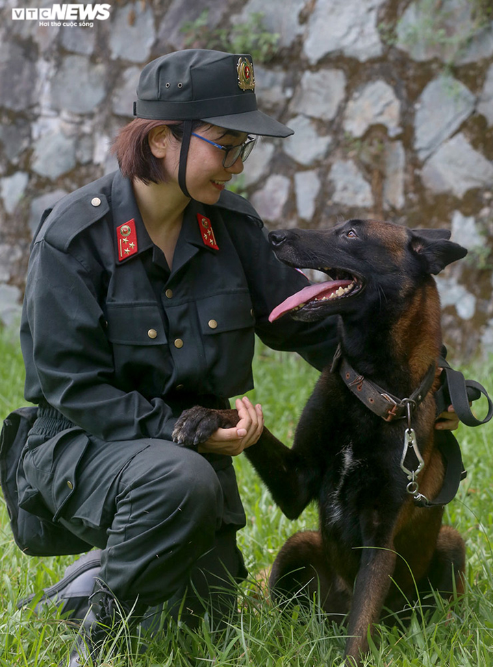 Chuyện về nữ cảnh sát duy nhất ở Việt Nam huấn luyện chó nghiệp vụ - 1
