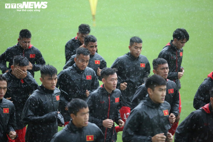 HLV Park Hang Seo đội mưa chỉ đạo U22 Việt Nam tập luyện - 1