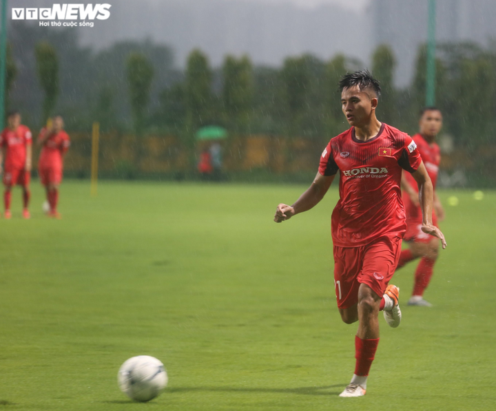 HLV Park Hang Seo đội mưa chỉ đạo U22 Việt Nam tập luyện - 7