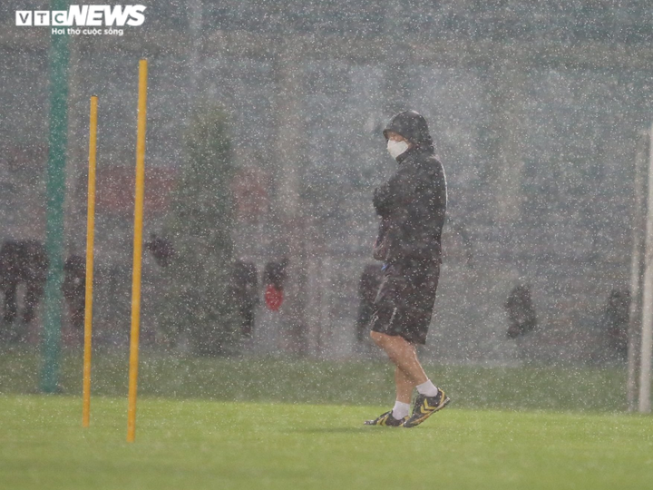 HLV Park Hang Seo đội mưa chỉ đạo U22 Việt Nam tập luyện - 8