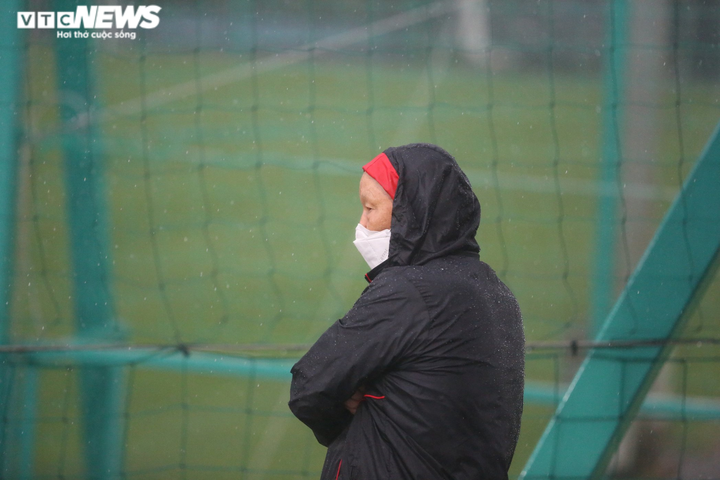 HLV Park Hang Seo đội mưa chỉ đạo U22 Việt Nam tập luyện - 2