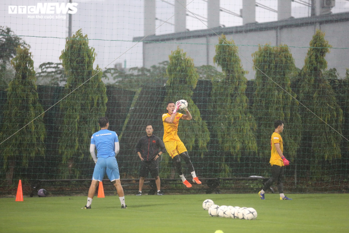 HLV Park Hang Seo đội mưa chỉ đạo U22 Việt Nam tập luyện - 4