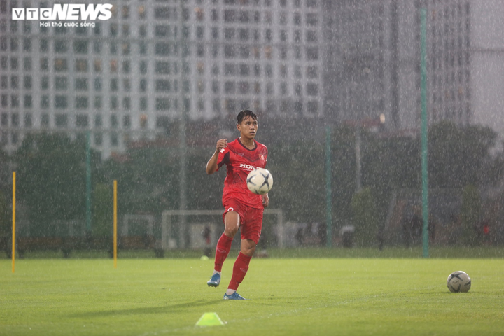 HLV Park Hang Seo đội mưa chỉ đạo U22 Việt Nam tập luyện - 5