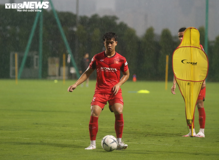 HLV Park Hang Seo đội mưa chỉ đạo U22 Việt Nam tập luyện - 6