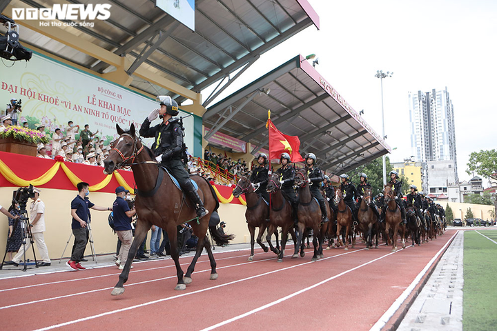 Xem cảnh sát cơ động cưỡi ngựa nhảy vượt rào, đổ rạp người nhặt đồ vật - 1