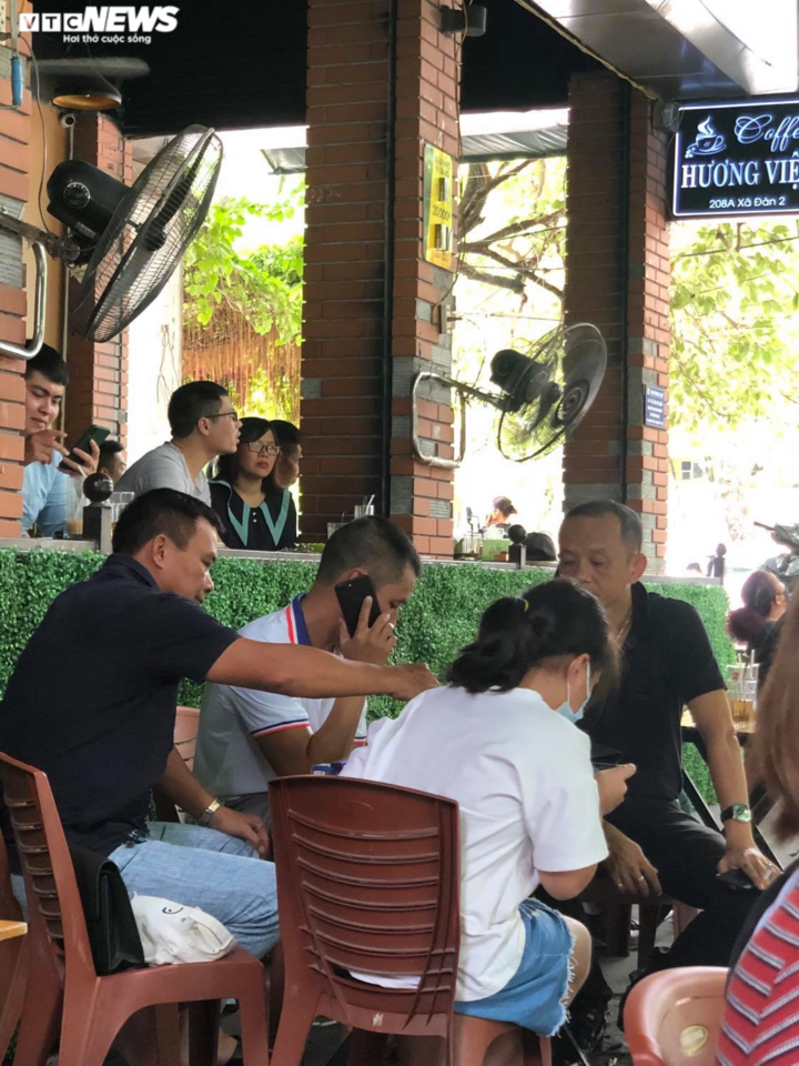 Ngày đầu hàng quán Hà Nội thực hiện giãn cách: Vẫn lơ là chống dịch - 3