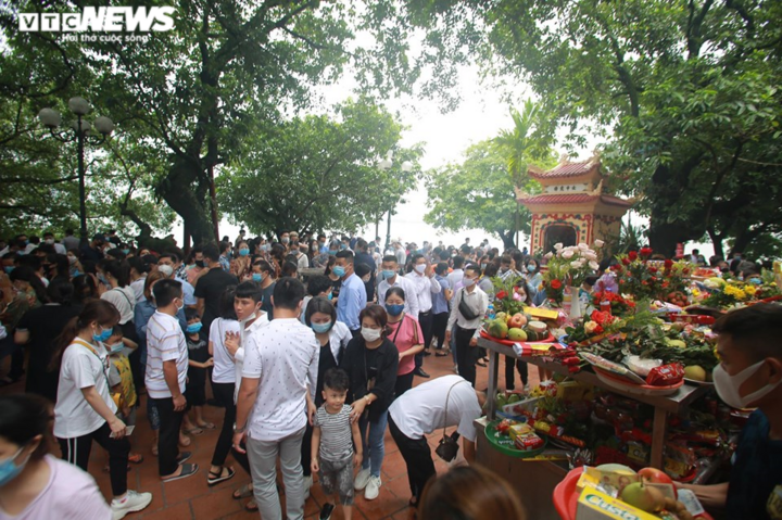 Ngàn người chen chúc đi lễ, Hà Nội tạm đóng cửa Phủ Tây Hồ từ chiều nay - 1