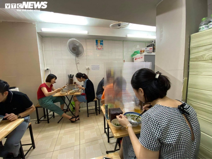 Ngày đầu hàng quán Hà Nội thực hiện giãn cách: Vẫn lơ là chống dịch - 9