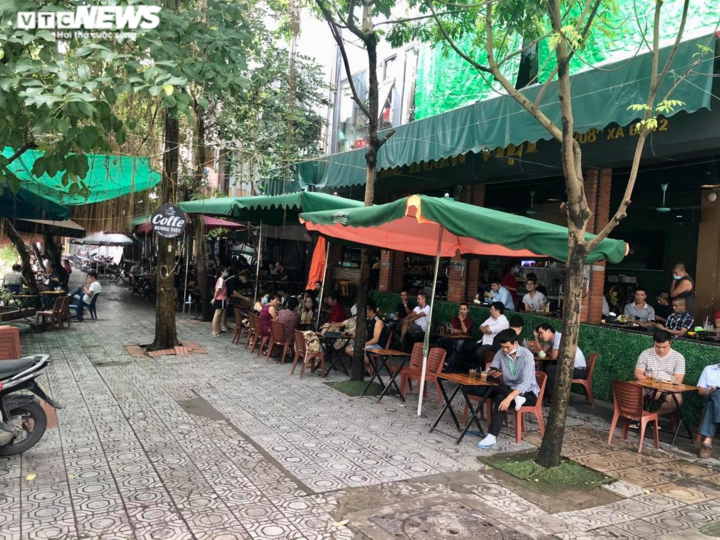Ngày đầu hàng quán Hà Nội thực hiện giãn cách: Vẫn lơ là chống dịch - 2