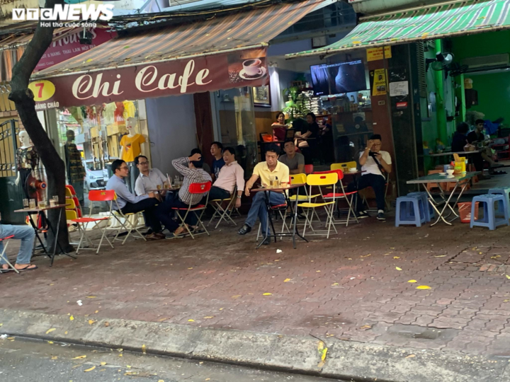 Ngày đầu hàng quán Hà Nội thực hiện giãn cách: Vẫn lơ là chống dịch - 6
